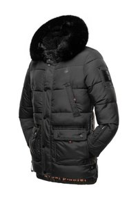 Giacca a vento nera con cappuccio in pelliccia sintetica, con zip e bottoni a pressione, multiple tasche e tessuto testurizzato. Presenta un patch con logo e un orlo a contrasto.