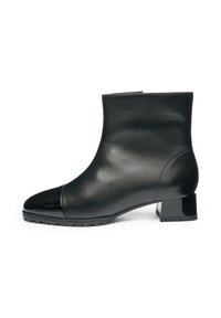 Zwarte enkelboot gemaakt van glad leer met een gepatenteerde leren neus, blokhak en gestructureerde zool. Eenvoudig, stijlvol ontwerp met minimale naden.