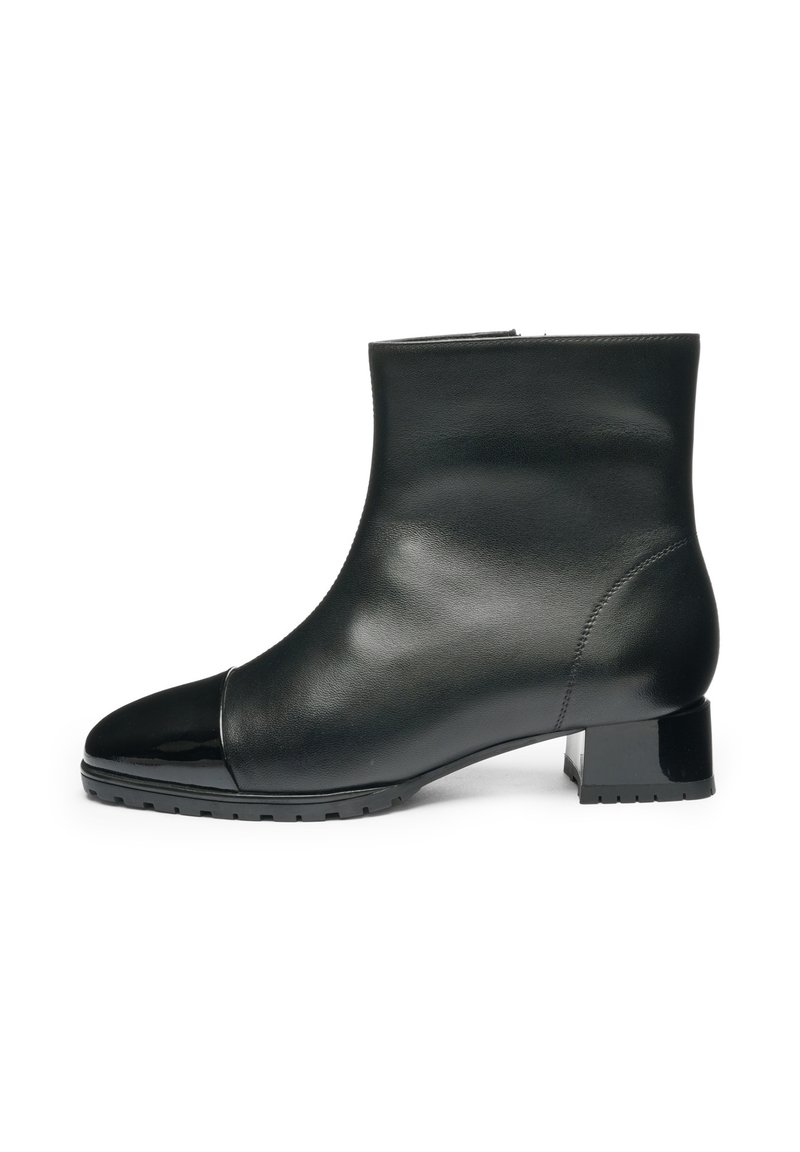 Zwarte enkelboot gemaakt van glad leer met een gepatenteerde leren neus, blokhak en gestructureerde zool. Eenvoudig, stijlvol ontwerp met minimale naden.