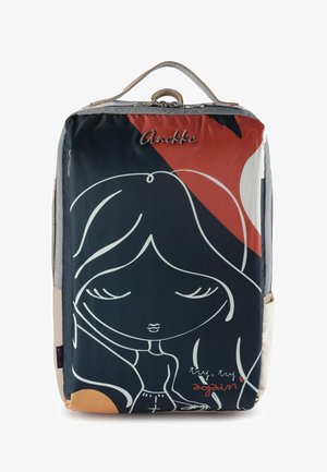 Rucksack mit abstrakter Mädchenillustration, geometrischen Formen, "Anekke"-Logo und dem Schriftzug "try, try again" auf dem Vorderpanel.