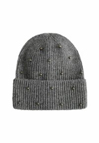 Bonnet en tricot grise avec texture côtelée, doté de clous en métal régulièrement espacés pour l'accent. Poignet replié et design top sans couture.