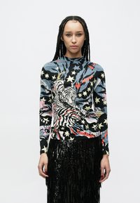 Μπλούζα μακρυμάνικη με ζωηρά μοτίβα τίγρης και αστεριών, κυρίως σε μαύρο, μπλε, ροζ και κρεμ, κατασκευασμένη από λείο, ελαστικό ύφασμα.