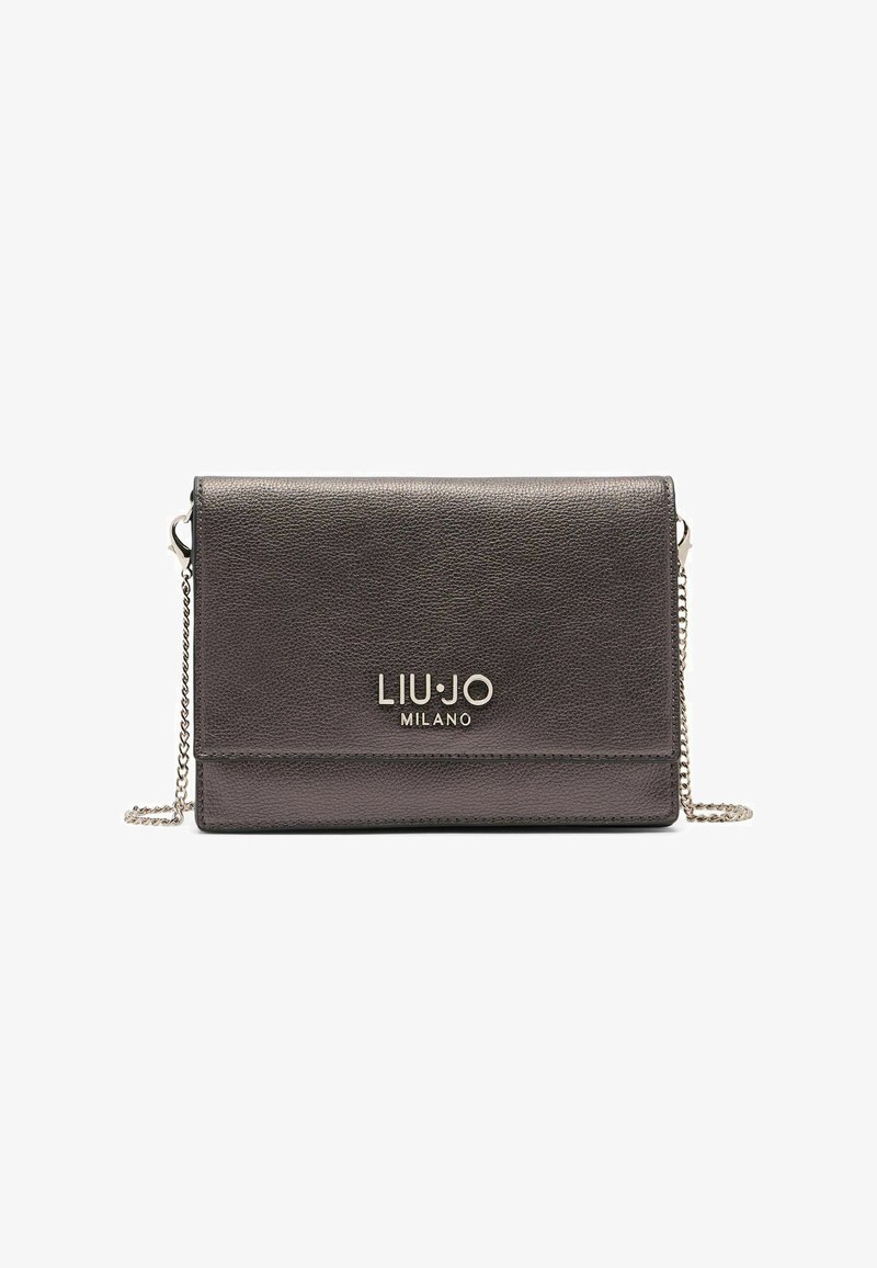 Sac à main en cuir gris foncé avec une surface texturée, doté d'une bandoulière en chaîne argentée et de quincaillerie dorée avec le nom de la marque "LIU·JO MILANO" embossé.