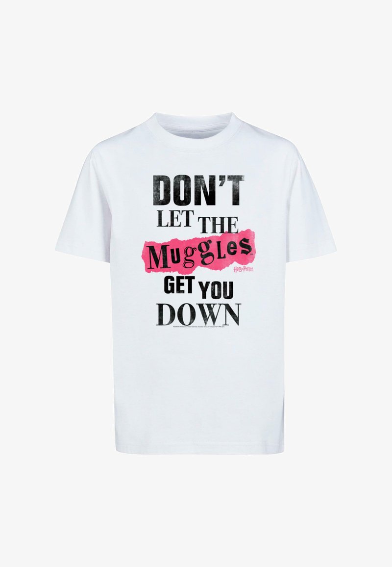 Balta kokvilnas T-kreklu ar izteiksmīgu melnu un rozā tekstu: "NEĻAUJ, KA MUGGLI TEVI SATRAUC," ar slīpām akcentiem. Ikdienišķa piegriezne, īsas piedurknes.