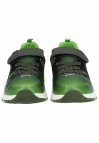 Sneaker verdi e grigie con una tomaia liscia e texturizzata, chiusura con lacci e velcro, e fodera interna traspirante. Suola in gomma con motivi antiscivolo.