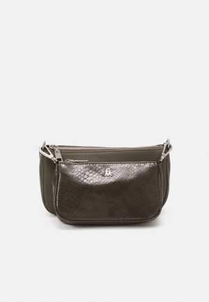 Clutch verde oscuro con dos compartimentos con cremallera, uno con textura de sutil patrón de serpiente y un pequeño logo metálico.