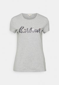 Šedé bavlněné tričko s kulatým výstřihem a krátkými rukávy. Obsahuje text "Barbour" v pruhovaném designu s malými obrázky zvířat integrovanými do celkového vzhledu.