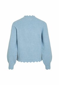 Ljust blått virkadt tröja med långa ärmar, scallop-mönster vid halsringningen och detaljer vid nederkanten. Slät textur, figurnära i midjan, enkel design.