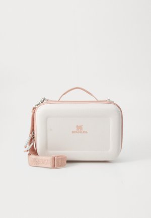 Kompakte Stanley-Box in sanftem Rosa und Creme. Hartes Äußeres, Reißverschlussverschluss, Traggriff und abnehmbarer Tragegurt für zusätzlichen Komfort.