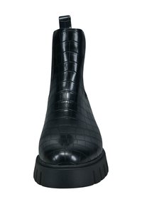 Botín negro de piel con textura de cocodrilo, punta redondeada, suela gruesa de taco y tira en la parte trasera.