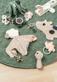 Juguetes de peluche suaves en varias formas de animales, incluyendo una vaca, una oveja y una jirafa, sobre un tapete acolchado verde. Incluye chupetes y anillos para la dentición.