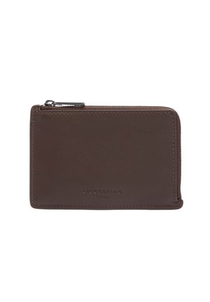 Brązowy portfel ze skóry z gładką powierzchnią, zamknięciem na zamek, wytłoczonym logo marki oraz przeszywanymi brzegami. Kompaktowy, prostokątny kształt.