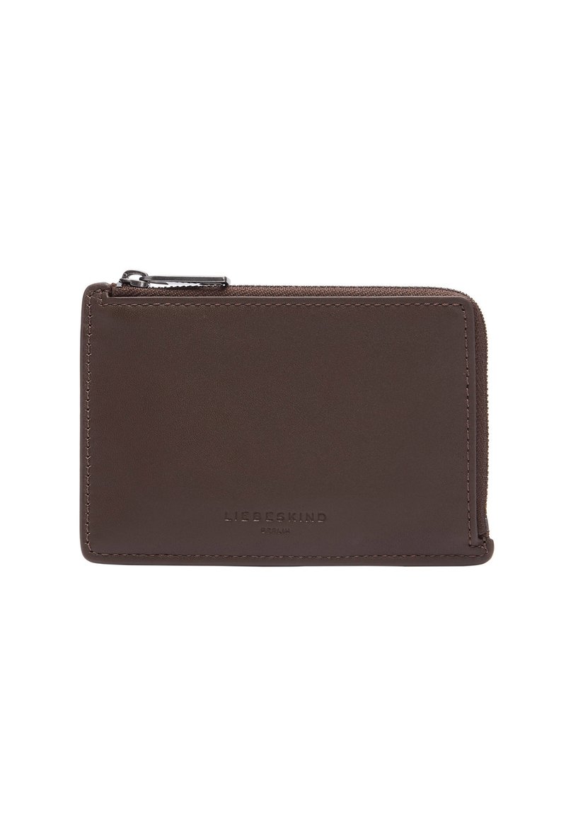 Brązowy portfel ze skóry z gładką powierzchnią, zamknięciem na zamek, wytłoczonym logo marki oraz przeszywanymi brzegami. Kompaktowy, prostokątny kształt.