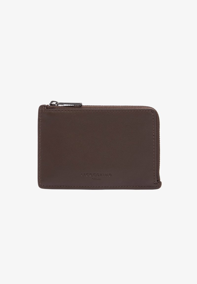 Brązowy portfel ze skóry z gładką powierzchnią, zamknięciem na zamek, wytłoczonym logo marki oraz przeszywanymi brzegami. Kompaktowy, prostokątny kształt.