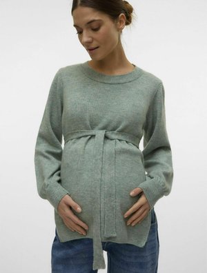Maglione premaman di colore verde chiaro, lavorato a maglia, con cintura in vita, scollatura rotonda e maniche lunghe; vestibilità rilassata con finitura texturizzata.
