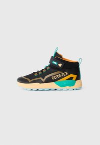 Czarne sneakersy mid-top z materiału GORE-TEX, z pomarańczowym kołnierzem, turkusowymi akcentami oraz teksturowaną beżową podeszwą w geometryczny wzór.