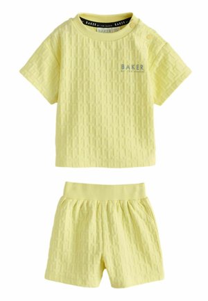 Gelbes, strukturiertes Kurzarmhemd mit dem Schriftzug „BAKER by Ted Baker“ und passende Shorts mit elastischem Bund für Kleinkinder oder junge Kinder.