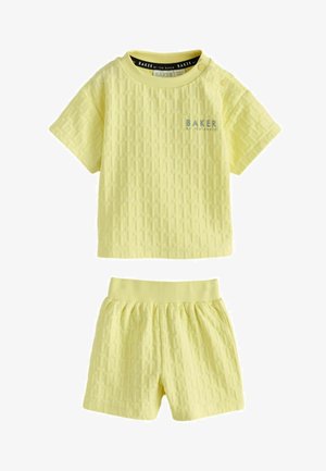 Gelbes, strukturiertes Kurzarmhemd mit dem Schriftzug „BAKER by Ted Baker“ und passende Shorts mit elastischem Bund für Kleinkinder oder junge Kinder.