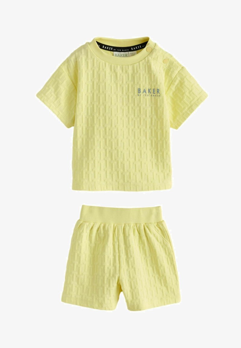 Chemise jaune à manches courtes texturée avec le texte "BAKER by Ted Baker" et short assorti à taille élastique pour tout-petit ou jeune enfant.