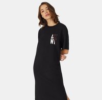 Czarna sukienka t-shirtowa z krótkimi rękawami, z białym i czerwonym logo "DKNY" na lewej piersi, wykonana z miękkiego materiału oraz z bocznymi rozcięciami dla łatwości ruchów.