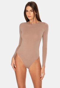 Pitkähihainen body vaaleassa ruskeassa kankaassa, jossa on pyöreä pääntie ja tiukka muotoilu, joka kapenee korkealle leikattuun lahkeeseen. Silkkinen pinta.