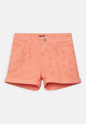 Koralfarvede denimshorts med opsmøgede kanter, knaplukning foran, bæltestropper og diskrete slidte detaljer.