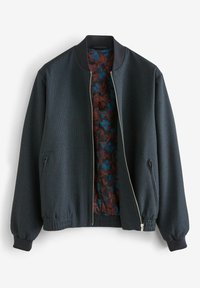Granatowa kurtka bomberka o fakturowanej powierzchni, z prążkowanymi mankietami, zamknięciem na zamek oraz podszewką w bordowo-turkusowy kwiatowy wzór.