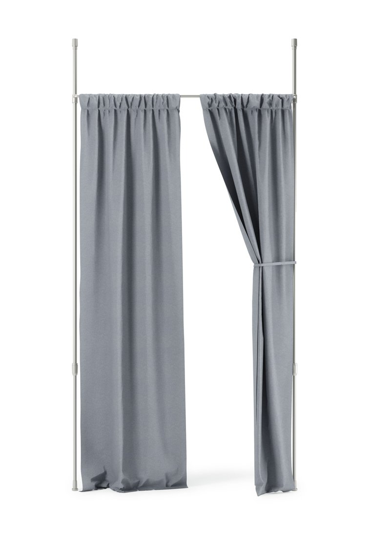 Graue Stoffvorhänge mit einer weichen Textur, an der Oberseite gerafft, die von einer weißen Metallstange hängen. Ein Vorhang ist teilweise zur Seite gezogen.