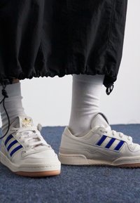 adidas Originals FORUM LOW CL - Sneakers low - cloud white/team royal blue/almost yellow