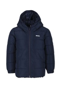 Giacca a vento navy con cappuccio, caratterizzata da sezioni trapuntate, zip frontale e un sottile logo bianco sulla parte sinistra del petto. Texture liscia.