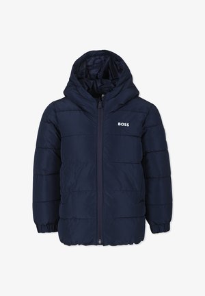 Donkerblauwe pufferjack met een capuchon, met doorgestikte secties, een ritssluiting aan de voorkant en een subtiele witte logo op de linkerkant van de borst. Gladde textuur.