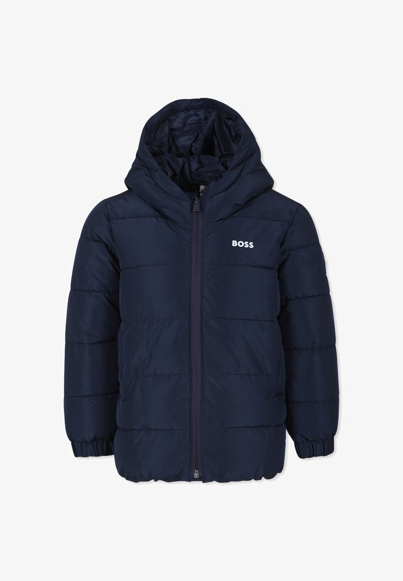 Giacca a vento navy con cappuccio, caratterizzata da sezioni trapuntate, zip frontale e un sottile logo bianco sulla parte sinistra del petto. Texture liscia.