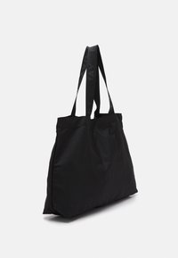 Czarna torba na ramię wykonana z gładkiej tkaniny, wyposażona w dwa płaskie uchwyty z nadrukowanym tekstem. Prostokątny kształt z usztywnionym dnem.