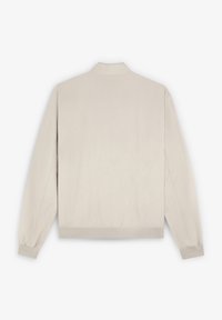 Chaqueta bomber de color beige claro con un acabado texturizado, cuello, puños y cintura de canalé, que presenta un diseño minimalista y sin marcas visibles.