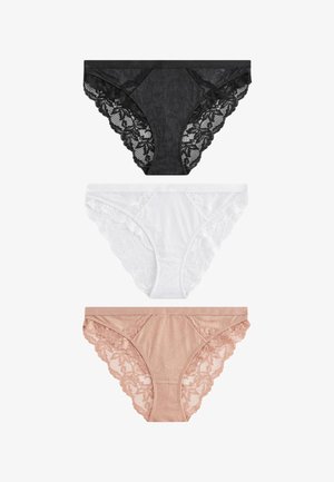 Trzy damskie majtki bikini z koronkową lamówką w kolorze czarnym, białym i nude, ułożone pionowo na białym tle.