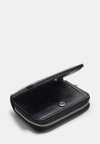 Čierna kožená peňaženka so zipsovým uzatváraním, s priehradkami na karty vo vnútri a cvokom. Hladký povrch s jemným detailovaním.