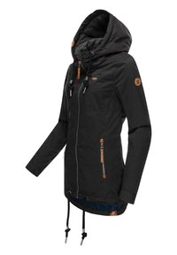Czarna kurtka z kapturem, zapinana na zamek, z regulowanymi sznurkami i skórzanymi akcentami. Posiada niebieską podszewkę i zasuwaną kieszeń po stronie. Gładka tekstura.
