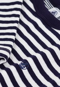 Petit Bateau Langarmshirt - soir milk