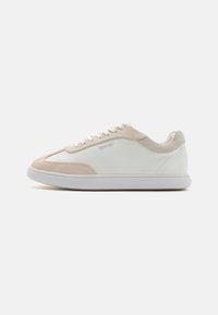 Sneaker bianche in pelle con dettagli in suede beige e lacci bianchi. Presentano una punta arrotondata e una suola imbottita per il comfort.