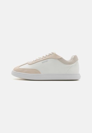 Sneaker bianche in pelle con dettagli in suede beige e lacci bianchi. Presentano una punta arrotondata e una suola imbottita per il comfort.