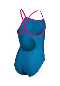 Un costume da bagno blu con design a schiena scoperta, dettagli rosa sulle spalline e una texture di tessuto liscia ed elastica.