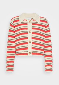 Cardigan a righe con colori rosso, crema e marrone. Presenta un colletto crema, cinque grandi bottoni marroni e texture a coste. Vestibilità cropped.