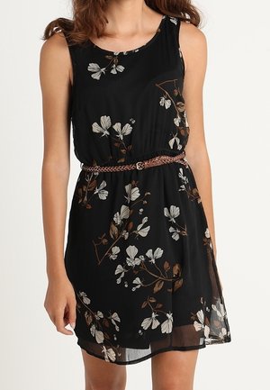 Robe noire sans manches à fleurs blanches et marron, cintrée avec une fine ceinture tressée marron à la taille.