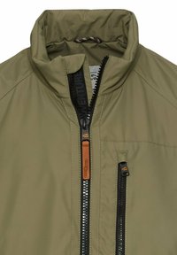 Olivgrüne Jacke mit hohem Kragen, Frontreißverschluss und zwei Reißverschlusstaschen. Besitzt eine glatte Textur und kontrastierende schwarze Reißverschlussdetails.