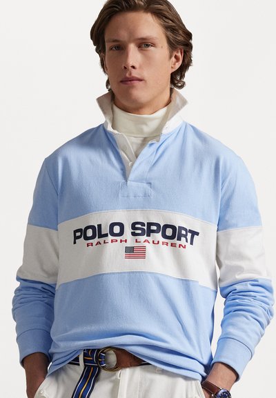 Gaišzils džemperis ar baltu svītru, ar "POLO SPORT" logo tumši zilā krāsā, ar apkakli, pogu aizdari un strukturētu audumu.