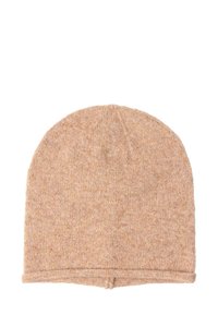 Stickad beanie i ljusbrunt, med en mjuk textur, åtsittande design och en subtil ribbad kant i botten.