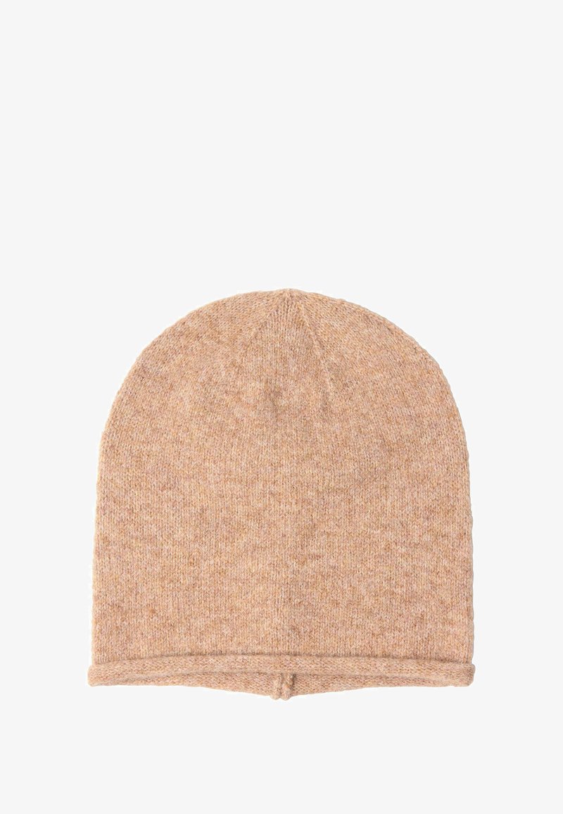 Stickad beanie i ljusbrunt, med en mjuk textur, åtsittande design och en subtil ribbad kant i botten.
