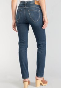 Mörkblå smala jeans i denim med en slät textur. Funktioner inkluderar två bakfickor och kontrasterande sömnadsdetaljer.