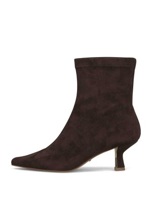 Dunkelbrauner Wildlederknöchelstiefel mit spitzer Zehenpartie und niedrigem, geschwungenem Absatz mit goldfarbenem Metallakzent, Seitenansicht auf weißem Hintergrund.