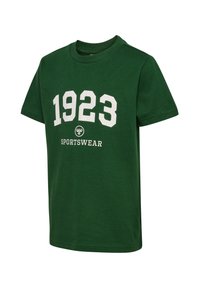 Grøn bomulds T-shirt med korte ærmer, der har hvide tal "1923" og ordet "SPORTSWEAR" trykt nedenfor i en enkel skrifttype.